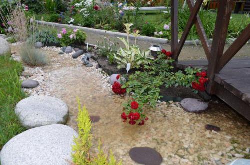 Сухой ручей с мостиком. Выбираем подходящий вариант