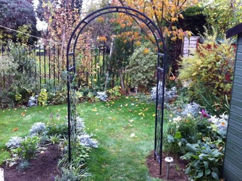 Какие материалы лучше всего использовать для строительства арки для плетистых. Материал для арок