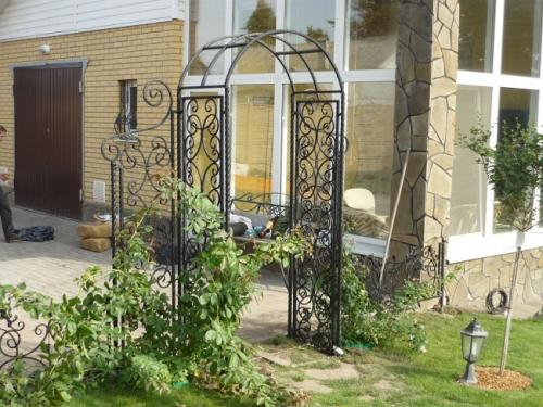 Какие материалы лучше всего использовать для строительства арки для плетистых. Материал для арок