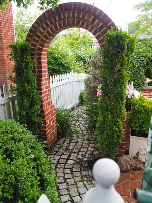 Какие материалы лучше всего использовать для строительства арки для плетистых. Материал для арок