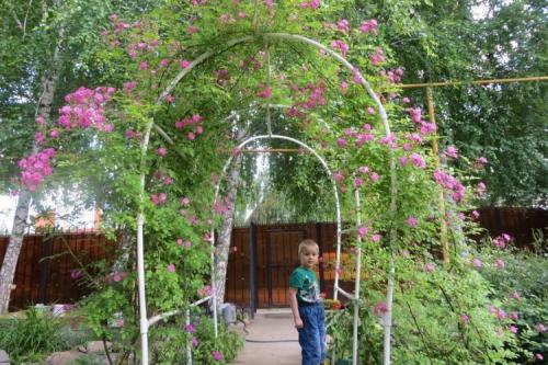 Какие материалы и инструменты необходимы для изготовления садовой арки из ПВХ труб. Как сделать арку из пластиковых труб в саду