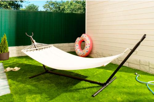 Зона отдыха с качелями на даче. Устроить зону с качелями и гамаком