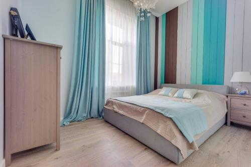Большая кровать в маленькой комнате. Дизайн маленькой спальни: 10 правил и 117 реальных примеров