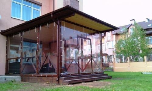 Какие преимущества имеют прозрачные шторы из ПВХ для беседок. Особенности ПВХ уличных окон