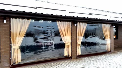 Какие преимущества имеют прозрачные шторы из ПВХ для беседок. Особенности ПВХ уличных окон