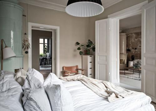 Как поставить кровать в маленькой спальне. Как правильно поставить кровать в спальне, чтобы хорошо выспаться?