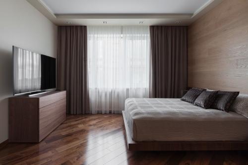 Как поставить кровать в маленькой спальне. Как правильно поставить кровать в спальне, чтобы хорошо выспаться?