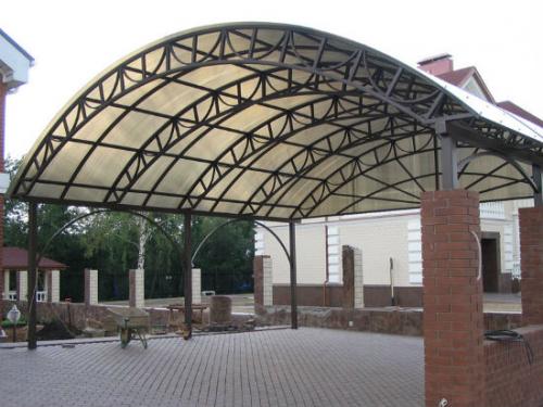 Навеса к дому своими руками. Какой бывает навес из профнастила, примыкающий к дому: фото основных конструкций 04 Навеса к дому своими руками. Какой бывает навес из профнастила, примыкающий к дому: фото основных конструкций 04