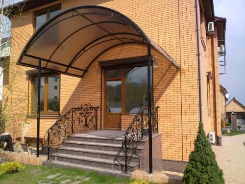 Навес над крыльцом на даче своими руками. Из чего и как сделать навес над крыльцом дома