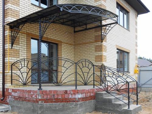 Козырек над крыльцом своими руками. Из чего и как сделать навес над крыльцом дома