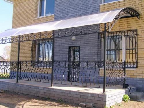 Виды козырьков над входной дверью. Навес над крыльцом и калиткой: виды козырьков (30 фото), материал, форма