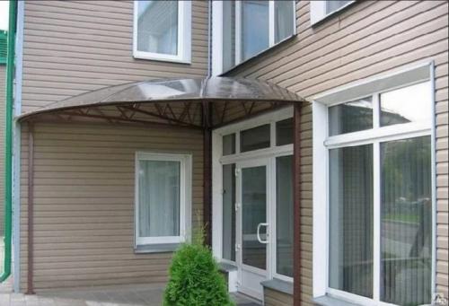 Виды козырьков над входной дверью. Навес над крыльцом и калиткой: виды козырьков (30 фото), материал, форма