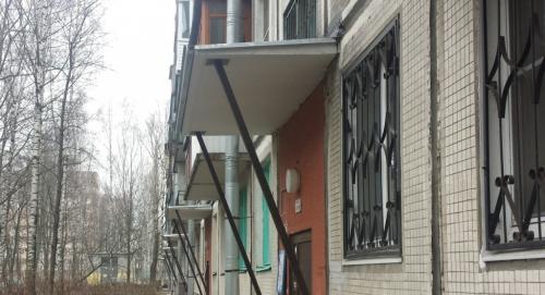 Особенности козырьков из поликарбоната над крыльцом. Выбор конструкции 01 Особенности козырьков из поликарбоната над крыльцом. Выбор конструкции 01