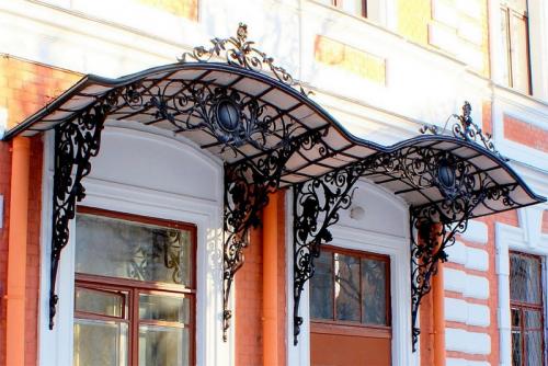 Навес перед входом в дом. Как сделать навес над крыльцом частного дома — пошаговая инструкция монтажа