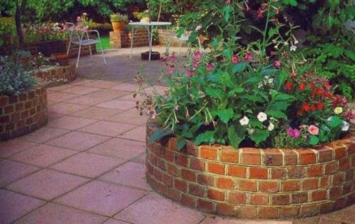 Бордюр для клумбы из старого кирпича. Как укладывают кирпич?