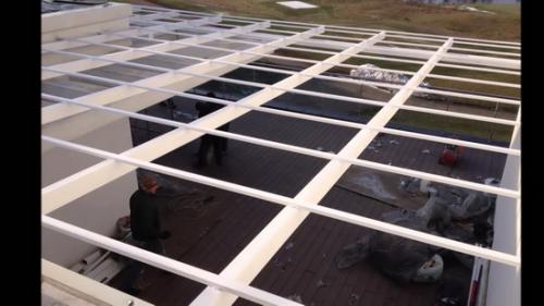 Односкатный козырек над крыльцом. Простой односкатный навес над крыльцом дома