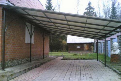 Односкатный козырек над крыльцом. Простой односкатный навес над крыльцом дома