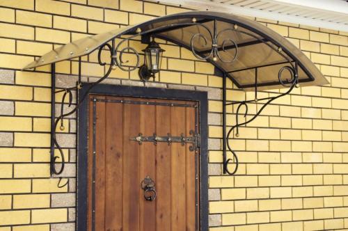 Как установить козырек над дверью. Обустройство козырька над дверью своими руками