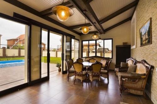 Остекленная веранда и терраса к дому. Особенности и преимущества 18