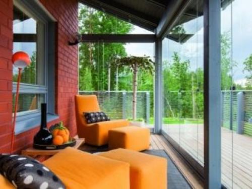 Остекленная веранда и терраса к дому. Особенности и преимущества 01