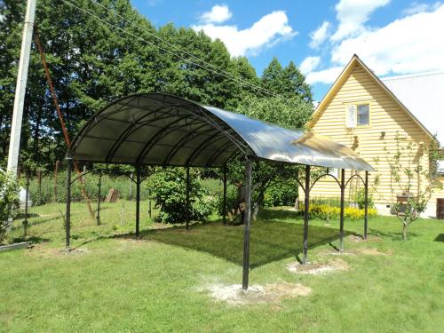 Навес из металла и поликарбоната своими руками. Строим навес из поликарбоната своими руками — плюсы и минусы поликарбоната, типы навесов, мастер-класс по изготовлению и установке своими руками 20 Навес из металла и поликарбоната своими руками. Строим навес из поликарбоната своими руками — плюсы и минусы поликарбоната, типы навесов, мастер-класс по изготовлению и установке своими руками 20