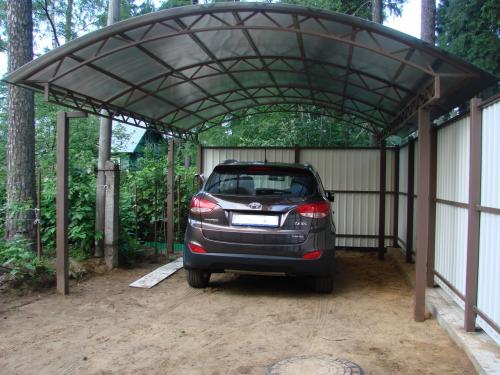 Навес из металла и поликарбоната своими руками. Строим навес из поликарбоната своими руками — плюсы и минусы поликарбоната, типы навесов, мастер-класс по изготовлению и установке своими руками 23 Навес из металла и поликарбоната своими руками. Строим навес из поликарбоната своими руками — плюсы и минусы поликарбоната, типы навесов, мастер-класс по изготовлению и установке своими руками 23