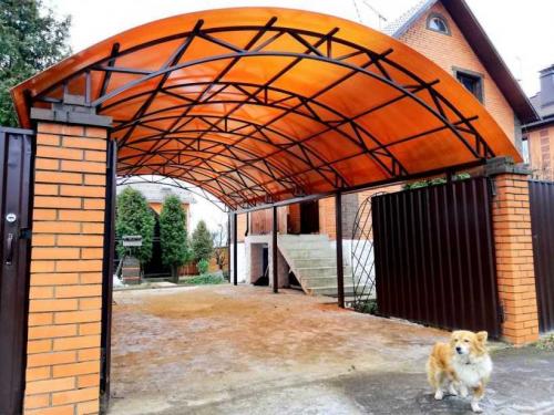 Навес из металла и поликарбоната своими руками. Строим навес из поликарбоната своими руками — плюсы и минусы поликарбоната, типы навесов, мастер-класс по изготовлению и установке своими руками