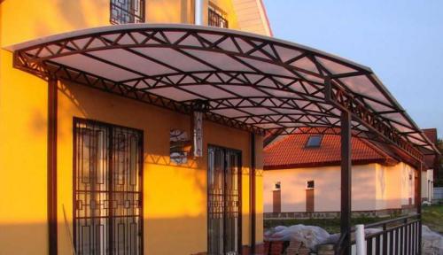 Навес из металла и поликарбоната своими руками. Строим навес из поликарбоната своими руками — плюсы и минусы поликарбоната, типы навесов, мастер-класс по изготовлению и установке своими руками