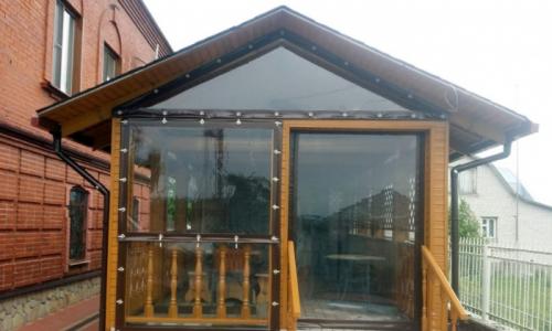 Какие преимущества имеют прозрачные шторы из пленки ПВХ. Особенности ПВХ уличных окон