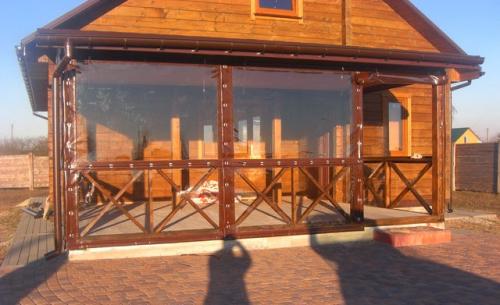 Какие преимущества имеют прозрачные шторы из пленки ПВХ. Особенности ПВХ уличных окон