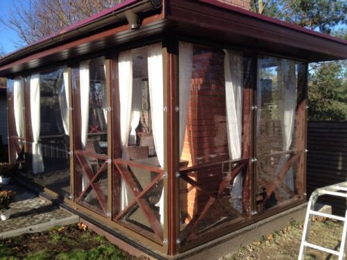 Какие преимущества имеют прозрачные шторы из пленки ПВХ. Особенности ПВХ уличных окон