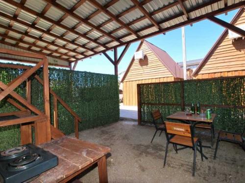 Строительство навеса своими руками. Навес своими руками — модели, конструкции и идеи, как построить из современных материалов навес