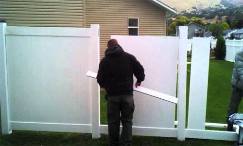 Забор садовый пластиковый. Забор из пластика: когда лучше использовать такую конструкцию