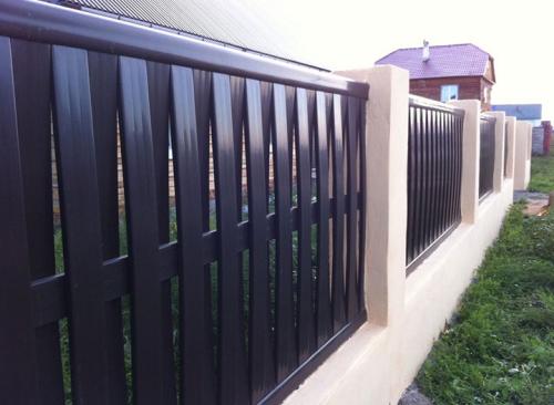Забор садовый пластиковый. Забор из пластика: когда лучше использовать такую конструкцию