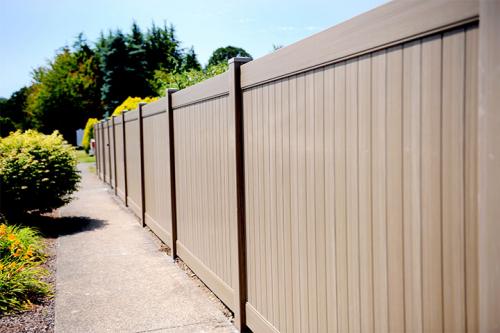 Забор садовый пластиковый. Забор из пластика: когда лучше использовать такую конструкцию