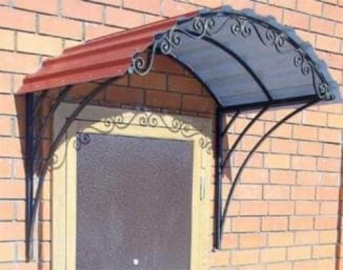 Козырек над входом из поликарбоната над крыльцом. Выбираем дизайн будущей конструкции