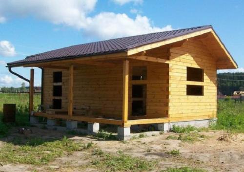 Двухскатная крыша для бани. Варианты конструкций крыш для бани 01