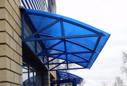 Прямой навес из поликарбоната. Что такое поликарбонат