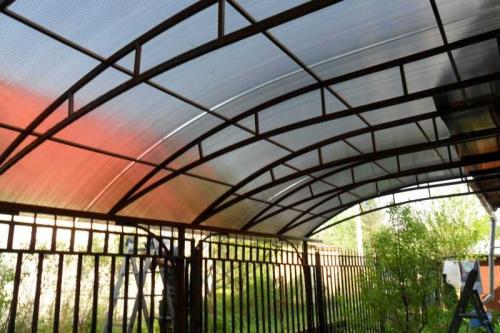 Навес из поликарбоната своими руками. Навес из поликарбоната — поэтапный мастер-класс для изготовления своими руками, преимущества навеса, особенности конструкции