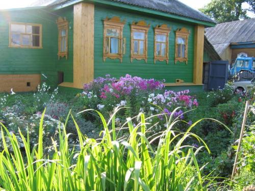 Палисадник перед домом в деревне. Ностальгия по палисаднику