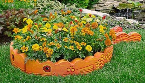 Клумбы во дворе частного дома — свежие 25 фото идей