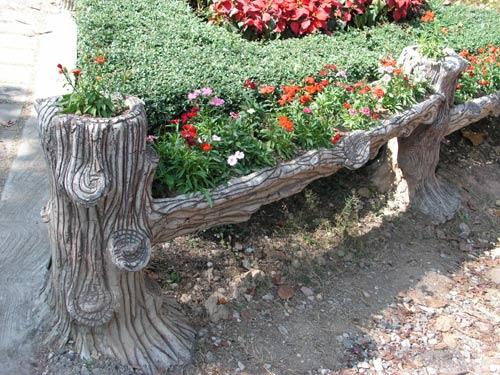 Клумбы во дворе частного дома — свежие 25 фото идей