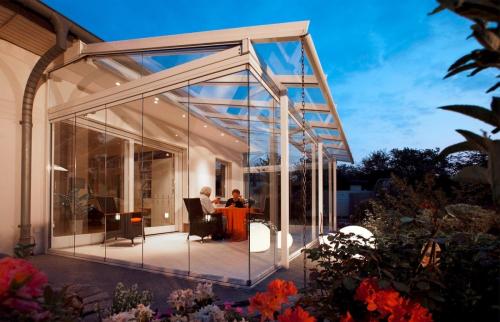 Дачный домик с застекленной верандой. Особенности и преимущества