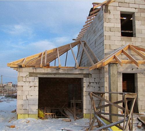 Стыковка крыши пристройки с крышей дома. Выбор кровельного материала