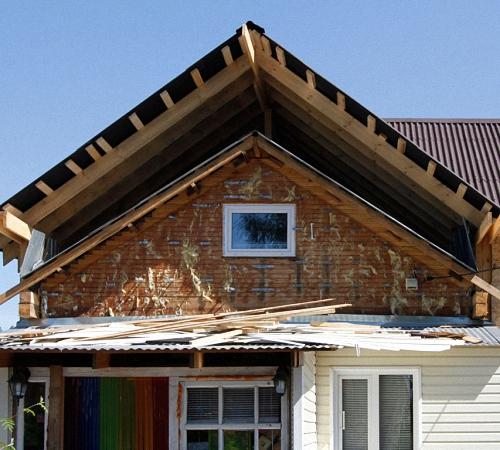 Стыковка крыши пристройки с крышей дома. Выбор кровельного материала