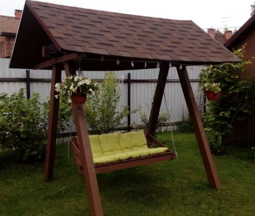 Зона отдыха на даче с качелями. Садовые качели: советы по выбору дизайна, конструкций и варианты постройки (125 фото и видео)