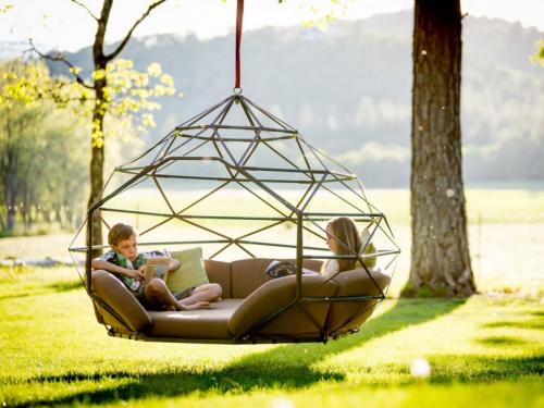 Зона отдыха на даче с качелями. Садовые качели: советы по выбору дизайна, конструкций и варианты постройки (125 фото и видео)