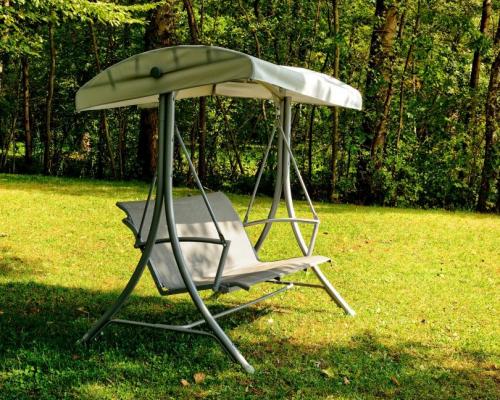 Зона отдыха на даче с качелями. Садовые качели: советы по выбору дизайна, конструкций и варианты постройки (125 фото и видео)