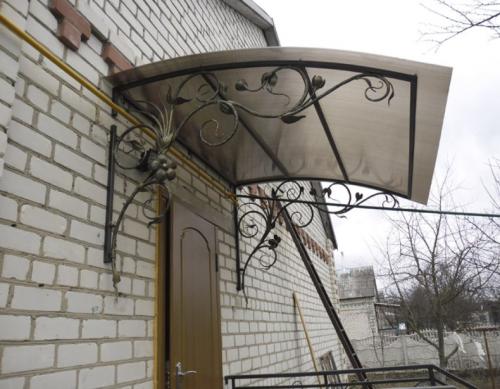 Навес из поликарбоната над крыльцом. Козырек над входом из поликарбоната своими руками поэтапно. Все о создании навеса над крыльцом и входной дверью в частном доме