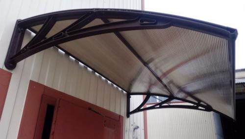 Навес из поликарбоната над крыльцом. Козырек над входом из поликарбоната своими руками поэтапно. Все о создании навеса над крыльцом и входной дверью в частном доме